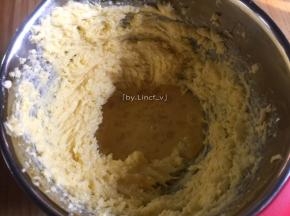 分多次加入室温的全蛋液，每次打至全蛋液完全吸收后再加入下一次全蛋液
