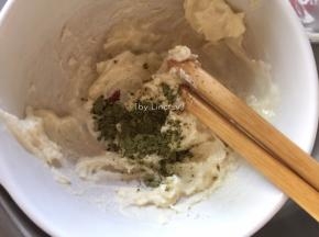 白巧克融化后加入抹茶粉搅拌均匀成绿色巧克力
