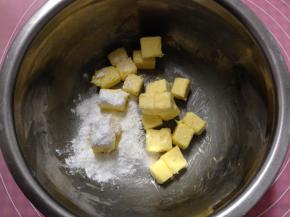 面团发酵期间制作奶酥馅：黄油室温软化，加入糖粉、盐