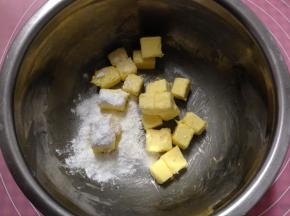 面团发酵期间制作奶酥馅：黄油室温软化，加入糖粉、盐