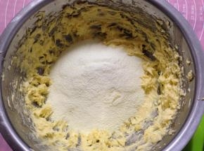 加入奶粉，切拌均匀