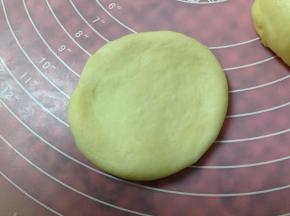 面团松弛好后压扁
