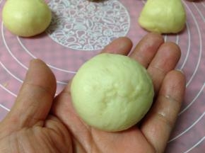 用虎口慢慢收紧口，免得烘烤时爆开