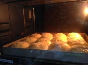 入预热好的烤箱、中层、180度、20分钟