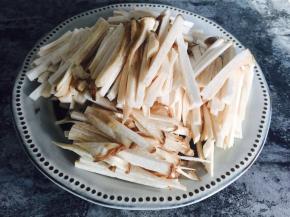 用盘子装起来 相比手撕杏鲍菇 我更喜欢切的 如果喜欢手撕也可以手撕