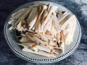 用盘子装起来 相比手撕杏鲍菇 我更喜欢切的 如果喜欢手撕也可以手撕