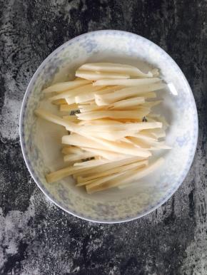 藕洗干净 像杏鲍菇一样切丝 粗细差不多 没有藕的话 直接省略这一步