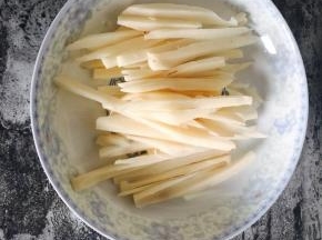 藕洗干净 像杏鲍菇一样切丝 粗细差不多 没有藕的话 直接省略这一步