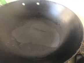 锅内热油 多放点油