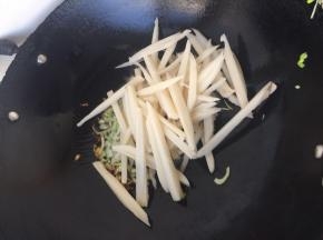 倒入藕 翻炒
