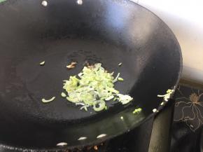 加入葱花 炒香