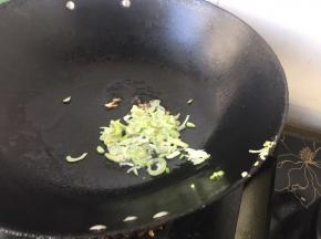 加入葱花 炒香