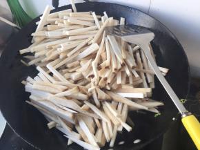 加入杏鲍菇 我放了两大根 有点放多了