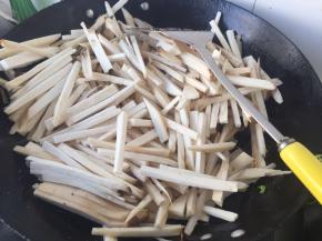 加入盐 少加一点 因为一会还要放酱油