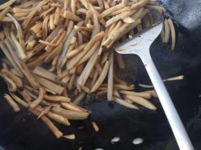 可以看一下有没有水分 一直炒 炒到水分没有了就好