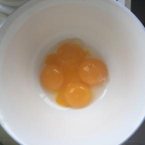蛋黄放在单独的碗里