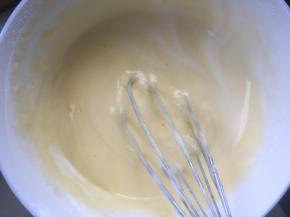 烤箱预热 150度（根据自己烤箱调节） 1/3蛋清加入蛋黄糊中 搅拌均匀