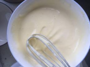 再加1/3，搅拌均匀，最后倒入蛋白中搅拌均匀