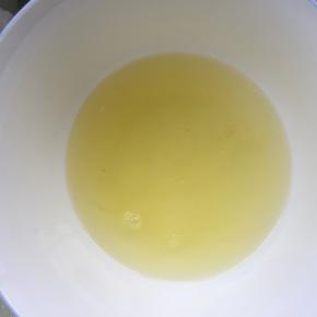 离蛋清蛋黄，蛋清的碗要无水无油