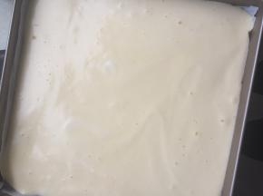 10cm处倒下 刮平震两下 进烤箱 烤20分钟 150度

出炉以后立即震两下 拽着油纸拿出来 晾凉