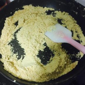 黄豆粉炒熟， 如果的是熟的，忽略这步