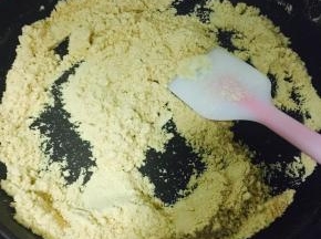 黄豆粉炒熟， 如果的是熟的，忽略这步