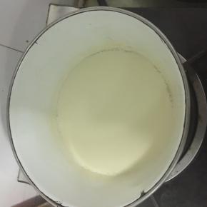 小火煮豆浆，到锅边上开始油小泡泡，然后慢慢的倒入到蛋黄混合物里面，不停的搅拌。