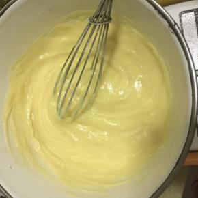 再把豆浆和蛋黄的混合物上加热，最小的火，不停的搅拌，直到能挂住蛋抽