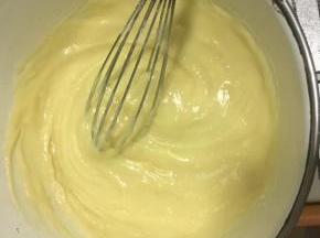 再把豆浆和蛋黄的混合物上加热，最小的火，不停的搅拌，直到能挂住蛋抽