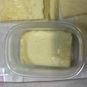 蛋糕片冷却切片，用裱花袋挤一层豆乳，放一层蛋糕片挤一层豆乳，再放一层，再挤一下圆锥一样的，最后筛一层黄豆粉