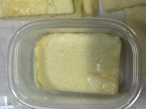 蛋糕片冷却切片，用裱花袋挤一层豆乳，放一层蛋糕片挤一层豆乳，再放一层，再挤一下圆锥一样的，最后筛一层黄豆粉