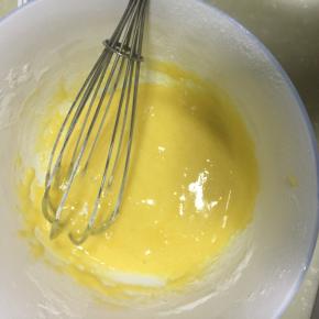 蛋黄+低筋面粉+玉米淀粉用蛋抽打散