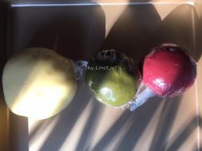 用手揉成团后包上保鲜膜，放入冰箱冷藏室松弛半小时
