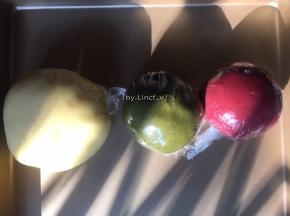 用手揉成团后包上保鲜膜，放入冰箱冷藏室松弛半小时
