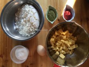 准备所需材料:低粉200g、黄油100g、鸡蛋1个、细砂糖60g、红曲粉5g、抹茶粉5g
