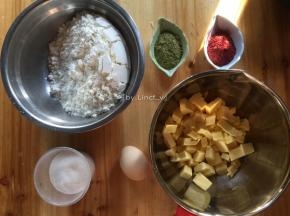 准备所需材料:低粉200g、黄油100g、鸡蛋1个、细砂糖60g、红曲粉5g、抹茶粉5g
