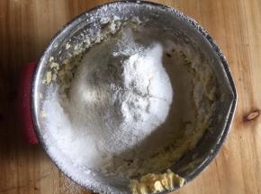 加入过筛的低粉，用刮刀拌至无干粉状态
