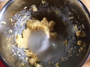 将黄油提前室温软化，加入细砂糖打发
