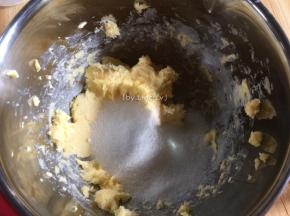 将黄油提前室温软化，加入细砂糖打发
