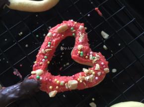 再撒上糖珠与熟花生碎
