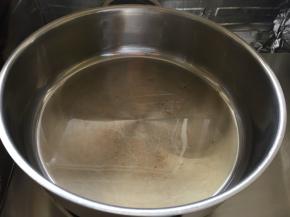 准备一个炒锅，锅烧热倒入花生油