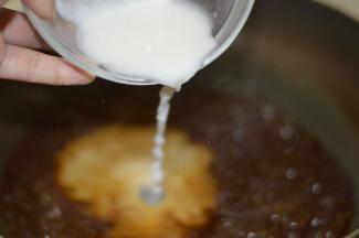 将煮好的红极参捞出，与苦苣等食材进行摆盘，淀粉加少许水调成芡汁，倒入锅中煮至浓稠，最后浇在红极参上即可。