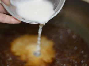 将煮好的红极参捞出，与苦苣等食材进行摆盘，淀粉加少许水调成芡汁，倒入锅中煮至浓稠，最后浇在红极参上即可。