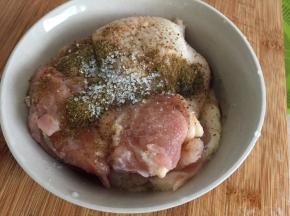 鸡腿剔骨洗净，加入白砂糖、孜然粉、盐，生抽、老抽