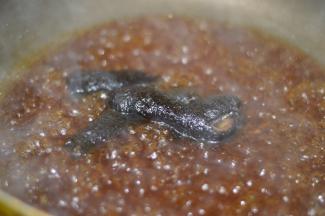 取一只小碗，放入生抽、蚝油、糖、料酒、胡椒粉与清水，搅拌均匀后倒入锅中煮开，然后放入解冻后并洗净的红极参煮3分钟左右。