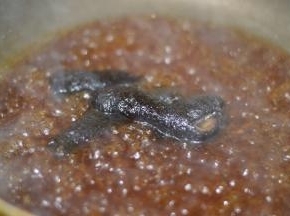 取一只小碗，放入生抽、蚝油、糖、料酒、胡椒粉与清水，搅拌均匀后倒入锅中煮开，然后放入解冻后并洗净的红极参煮3分钟左右。