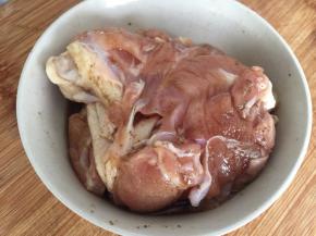 抓均匀，盖上保鲜膜至少腌制15分钟以上，（夏天的话，最好放入冰箱冷藏腌制）