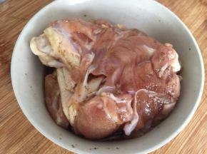 抓均匀，盖上保鲜膜至少腌制15分钟以上，（夏天的话，最好放入冰箱冷藏腌制）