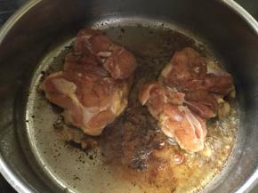 小火煎制鸡皮金黄，倒入腌制的酱汁，盖上锅盖焖10分钟