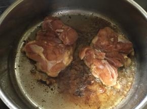小火煎制鸡皮金黄，倒入腌制的酱汁，盖上锅盖焖10分钟
